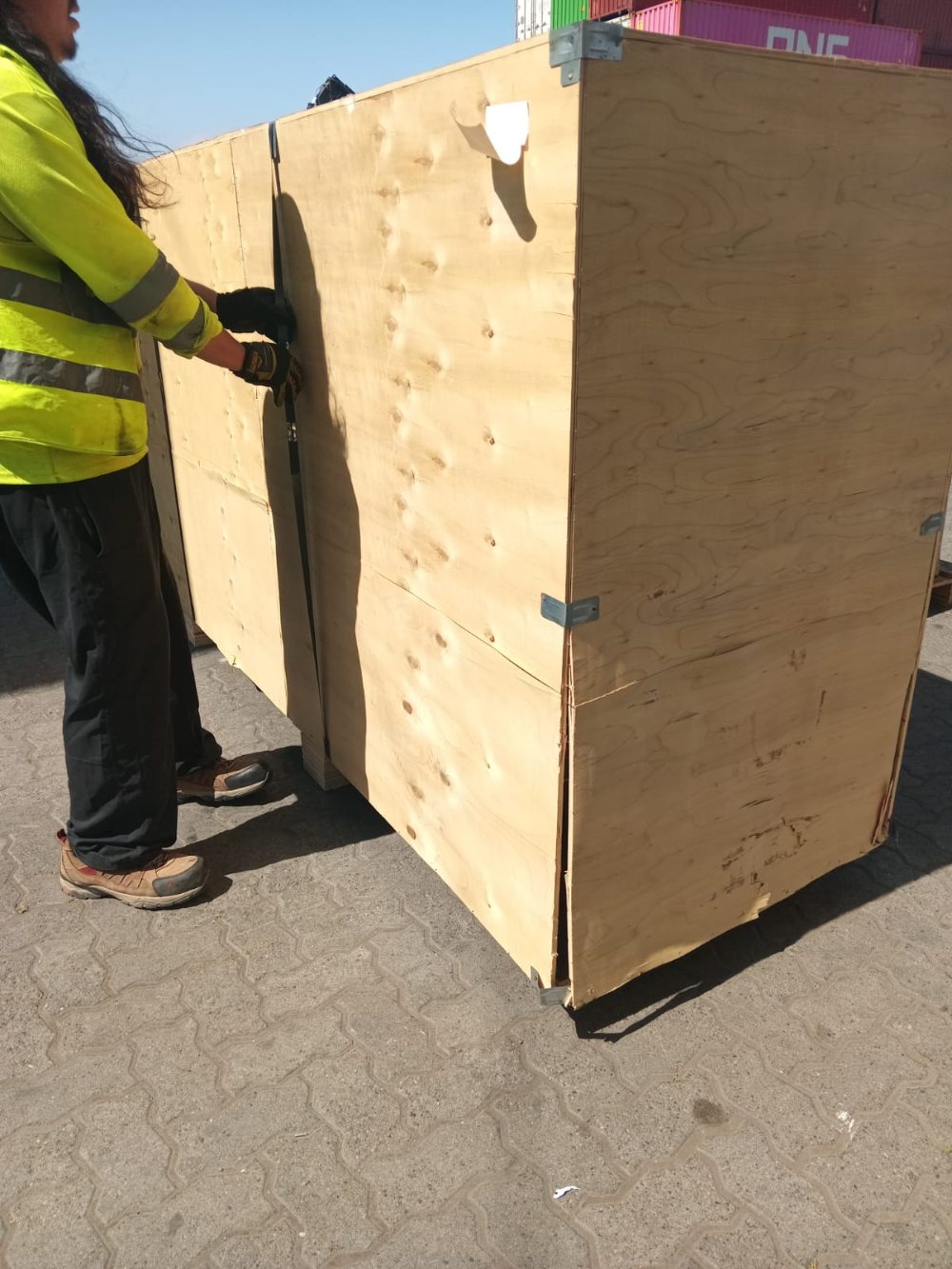 Manipulación de embalaje de madera en patio