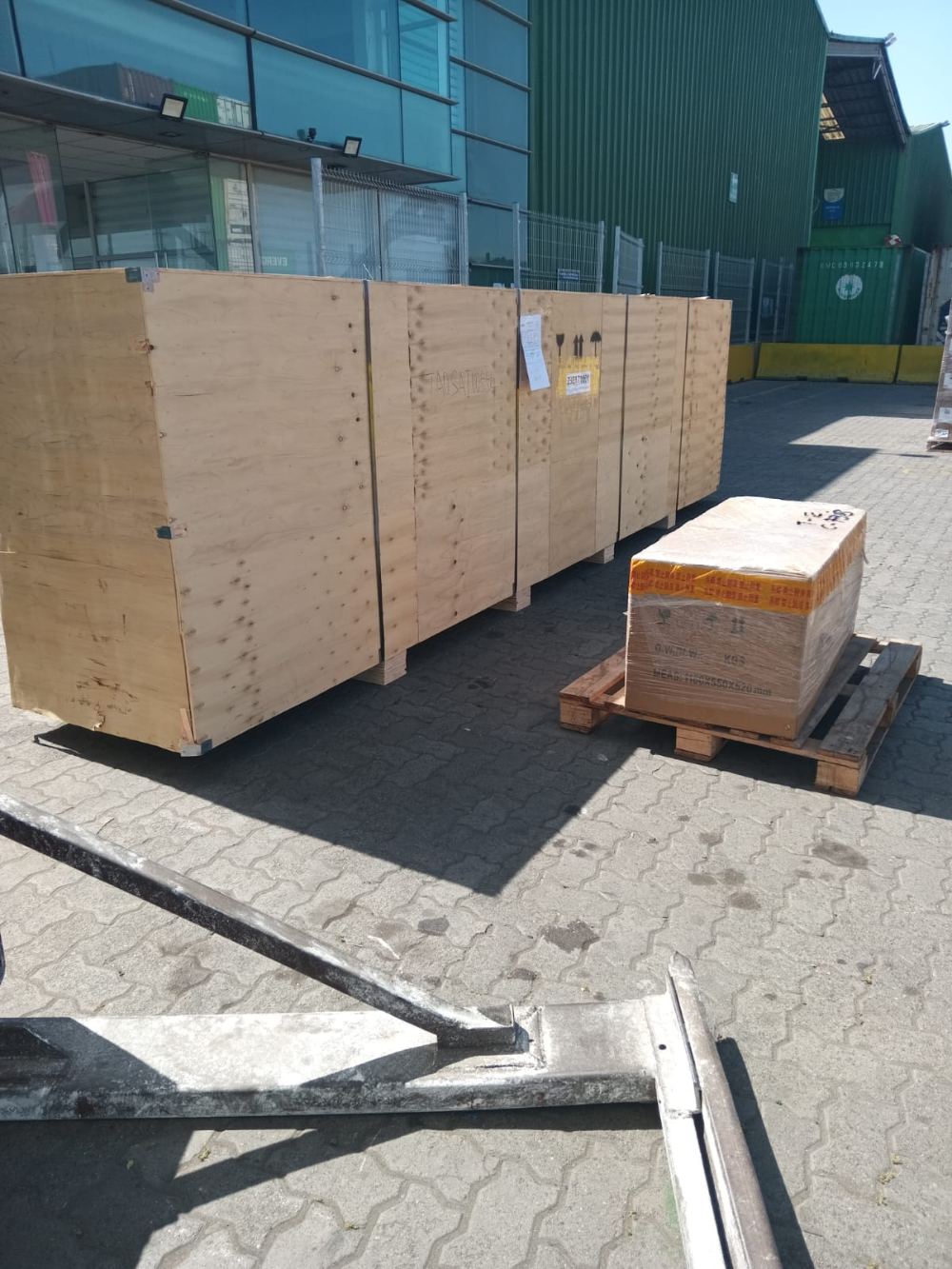 Cajones de madera y carga paletizada en patio