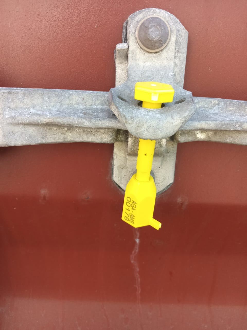 Sello de seguridad en puerta de contenedor