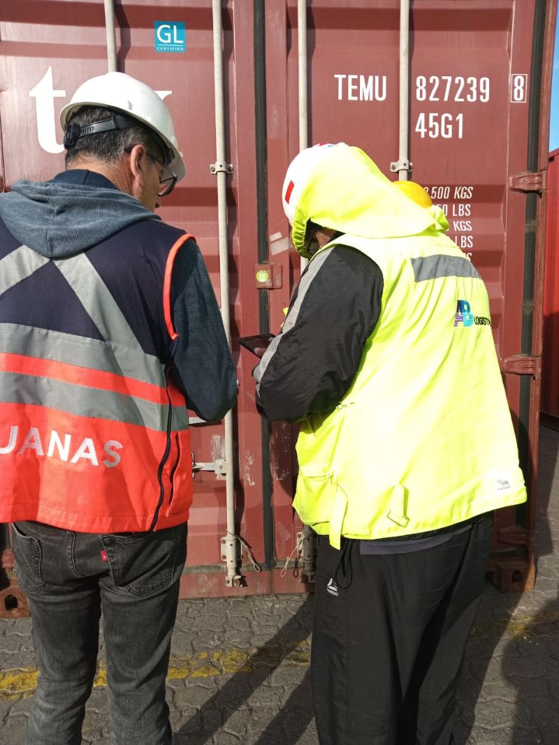 Fiscalizadores durante un aforo en puerto
